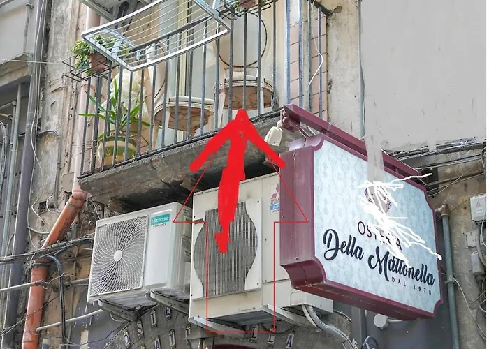 Al Centro Di Napoli A' Fenestrella